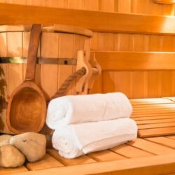 M bietet für W private Sauna und Massage