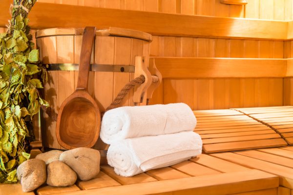 M bietet für W private Sauna und Massage